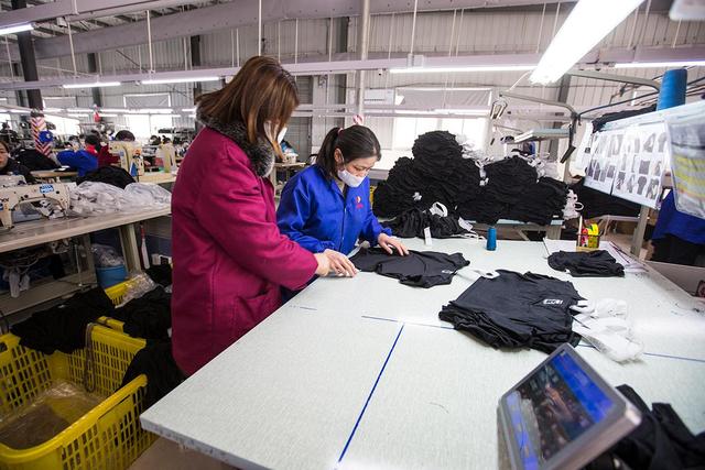 大姐組建5個(gè)班組，工人月工資可達(dá)6000元 臨時(shí)變身口罩工服裝廠復(fù)工復(fù)產(chǎn)紀(jì)實(shí)